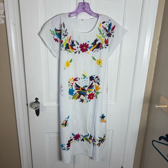 Beautiful embroidered dress with birds and flowers. Size medium. - Picture 1 of 7